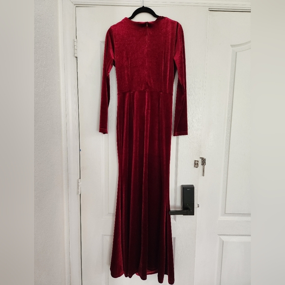 Elegant Burgundy Velvet Evening Gown - Picture 4 of 4